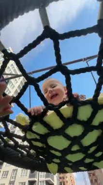 Şebekedeki Gülümseyen Bebek Şehir Arkaplanıyla Sallanıyor