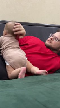 Ayakta durmayı öğrenirken Kanepede Emekleyen Oyuncu Bebek