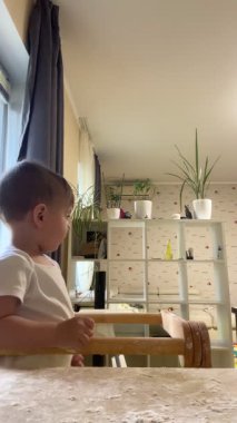 Anne ve Çocuk Mutfakta Eğlenceli Yemek Pişirme Aktivitesi Yapıyor