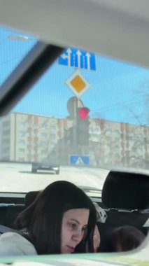 Trafik ışıkları ve yol işaretleri. Bebek yansıması olan, Araç İçi Kadın 'dan.
