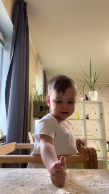 Anne ve Çocuk Mutfakta Eğlenceli Yemek Pişirme Aktivitesi Yapıyor