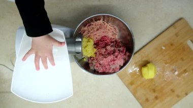 Bir Et Öğütücüsüyle Yerden Et Hazırlanıyor