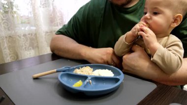 Neşeli Bebek Yemeği Babanızla Mutfakta