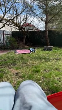 Güneşli baharda Bahçeyi Keşfeden Yürüyen Bebek