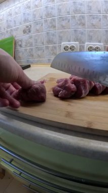 Kesme tahtasında balık filetosu dilimleme kavramı