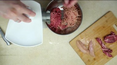 Kıyma Babası ve Küçük Oğlu Öğütücü Hazırlanıyor