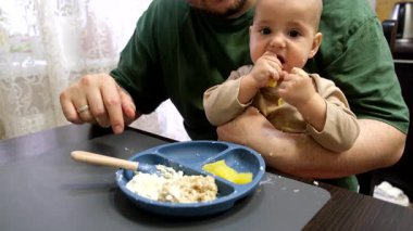 Neşeli Bebek Yemeği Babanızla Mutfakta