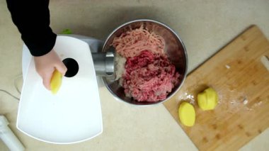 Kıyma Babası ve Küçük Oğlu Öğütücü Hazırlanıyor