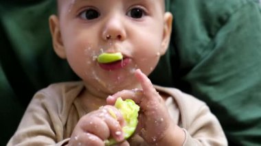 Neşeli Bebek Yemeği Babanızla Mutfakta