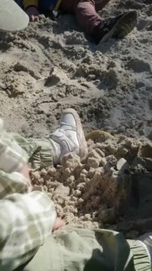 Çocuk elleri kum havuzunda oynarken kapanır.