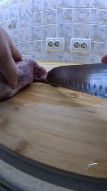 Kesme tahtasında balık filetosu dilimleme kavramı