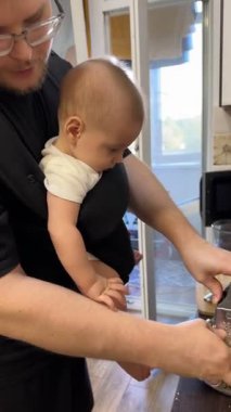 Baba ve Bebek Bağları Mutfakta Ev Yemeği Pişiriyor