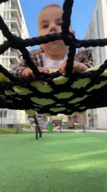 Şebekedeki Gülümseyen Bebek Şehir Arkaplanıyla Sallanıyor
