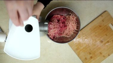 Kıyma Babası ve Küçük Oğlu Öğütücü Hazırlanıyor