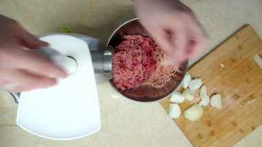 Bir Et Öğütücüsüyle Yerden Et Hazırlanıyor