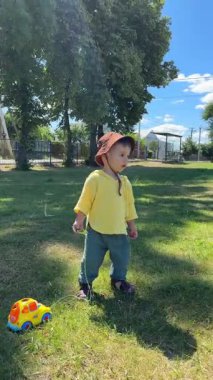 Güneşli bir günde Çocuk Bahçesini Keşfediyor.