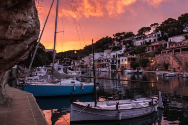 Günbatımında gemileri ve tekneleri olan Port de Cala Figuera. İspanya 'nın Mallorca kentindeki Idyllic balıkçı köyü