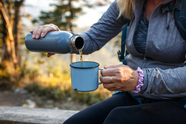 Γυναίκα Ρίχνει Τσάι Κούπα Ταξιδιού Αναψυκτικό Κατά Την Πεζοπορία Στο — Φωτογραφία Αρχείου