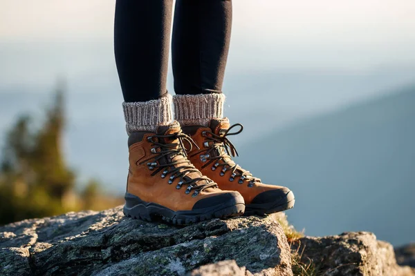 Wandelschoen Vrouwelijke Benen Met Lederen Enkelschoenen Gebreide Wolsokken Bergtop Tijdens — Stockfoto