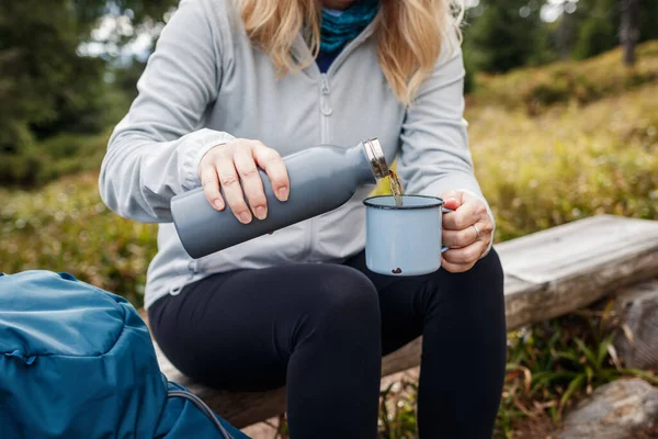 Γυναίκα Ρίχνει Τσάι Από Θερμός Κούπα Ταξιδιού Αναψυκτικό Κατά Την — Φωτογραφία Αρχείου