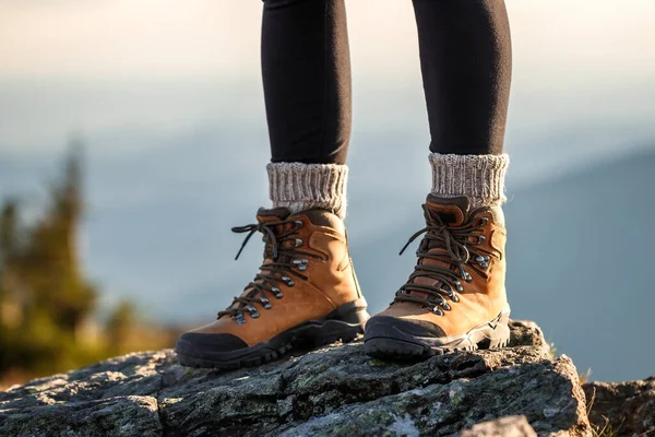 Buty Turystyczne Kobieta Nogi Szczycie Góry Podczas Trekkingu Świeżym Powietrzu Obrazy Stockowe bez tantiem