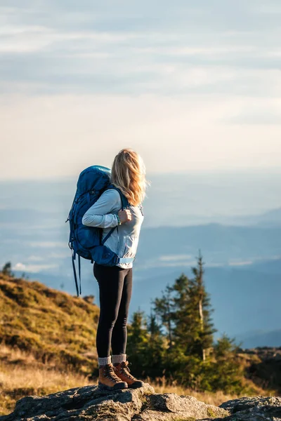 Kobieta Plecakiem Wędrująca Górach Turysta Powodzeniem Wspiął Się Szczyt Góry Obrazek Stockowy
