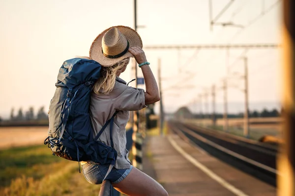 Podróżujący Pociągiem Plecakiem Kapeluszem Czeka Peronie Dworca Kolejowego Kobieta Podróżująca — Zdjęcie stockowe