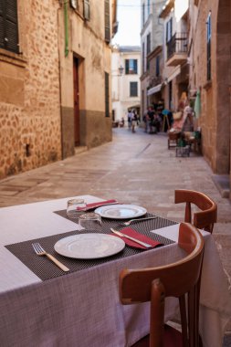 Mallorca 'da, Alcudia caddesindeki restoran masası. İspanya 'nın geleneksel eski kasabası