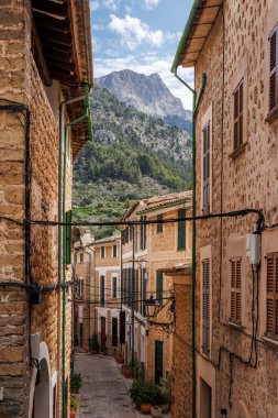 Mallorca 'daki geleneksel Fornalutx dağ köyü. Taş binaları olan eski bir İspanyol kasabasında tipik bir cadde.