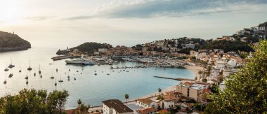 Port de Soller, Mallorca, İspanya. Deniz ve sahil körfezi olan ünlü eski bir köy. Akdeniz 'de seyahat varış noktası