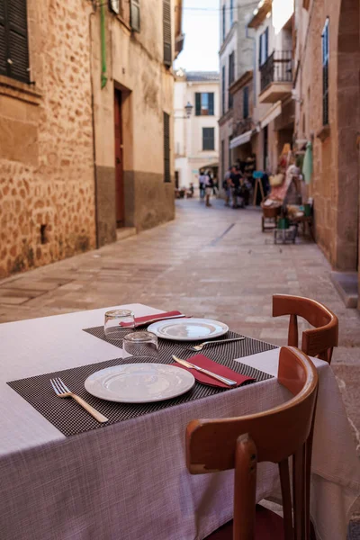 Mallorca 'da, Alcudia caddesindeki restoran masası. İspanya 'nın geleneksel eski kasabası