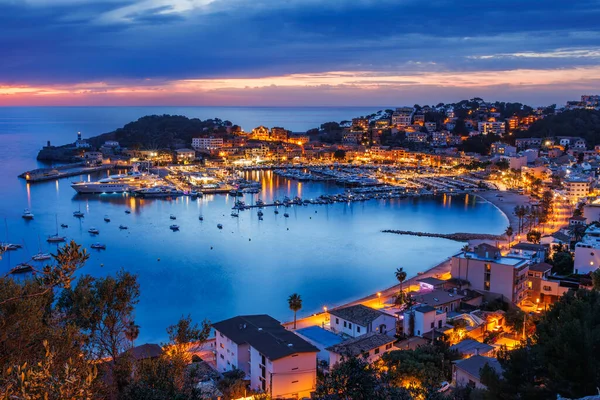Gün batımında Port de Soller. İspanya 'nın Mallorca şehrinde güzel bir gün batımı. Balear Adaları 'nın aydınlanmış eski bir kasabası
