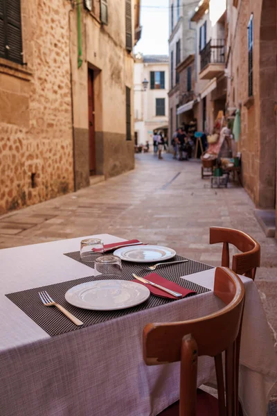 Mallorca Alcudia 거리에 레스토랑 테이블을 합니다 스페인의 전통적 로열티 프리 스톡 사진