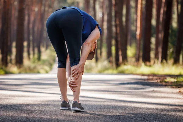경련을 멈춰라 여자는 조깅을 다리에 통증을 느낀다 달리기를 운동을 과소평가 — 스톡 사진