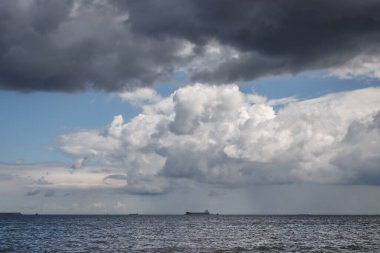 Baltık Denizi. Ufukta donanma kargo gemileri görünüyor. Denizin üzerindeki bulutlar