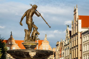 Gdansk, Polonya Neptün dökümhanesi heykeli. Seyahat noktasında ünlü bir yer ve turistik bir yer. Baltık Denizi 'ndeki Avrupa' nın eski kenti