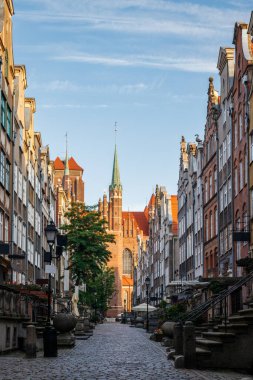 Mariacka Caddesi, Gdansk, Polonya 'dan St. Mary Bazilikası' na bakın. Doğu Avrupa 'nın eski kasabası