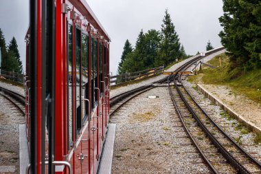 Schafberg 'e giden çarklı tren. Salzburger diyarındaki Alp Dağları. Yukarı Avusturya 'da turistik ilgi