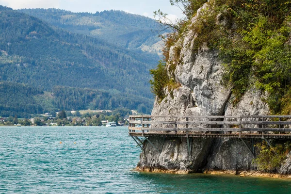 Wolfgangsee Gölü 'nde yürüyüş yolu, Salzburger arazisi, Yukarı Avusturya. Avrupa Alp Dağları