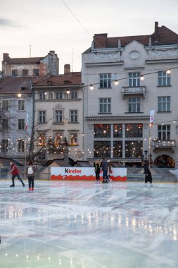Lviv, Ukrayna - 2 Ocak 2022: Şehir merkezindeki kayak pistinde kayak yapan insanlar