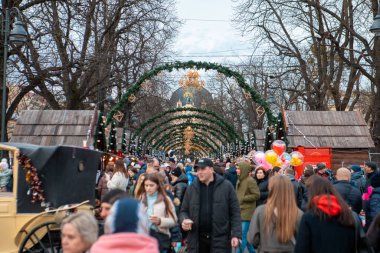 Lviv, Ukrayna - 2 Ocak 2022: Şehir merkezindeki opera binasındaki Noel panayırındaki kalabalık