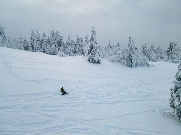 Εναέρια Άποψη Του Snowboarder Ελεύθερη Αναβάτη Στην Πλαγιά Σκι Χειμώνα — Φωτογραφία Αρχείου