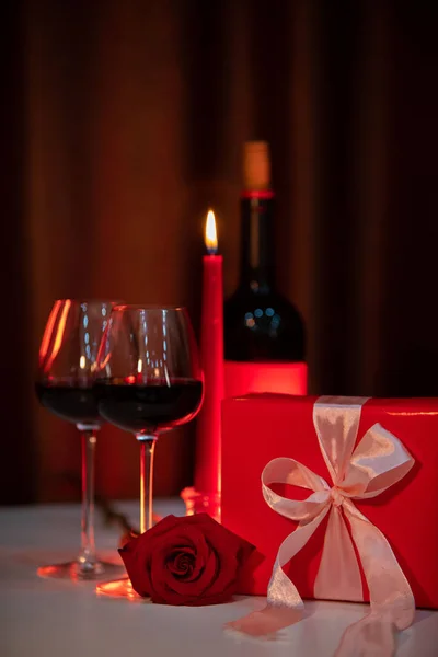Romantisch Date Concept Rode Wijn Met Glazen Kaarsen Geschenkdoos — Stockfoto