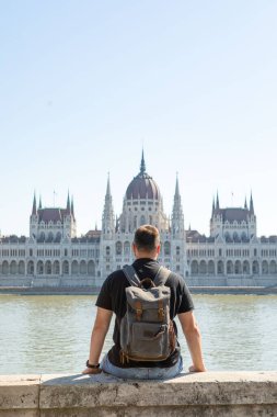 Budapeşte parlamento binası önündeki gezgin adam kopyalama alanı