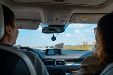 Araç sürüşü konsepti İçeriden gösterge panelinde geziniyor