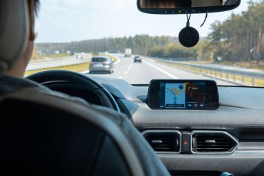 Araç sürüşü konsepti İçeriden gösterge panelinde geziniyor