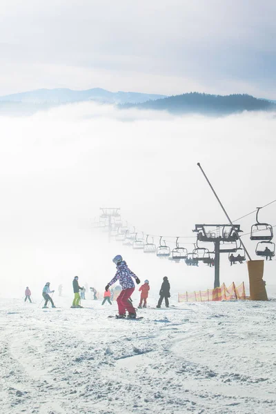 Mensen Skipiste Leren Rijden Gezinnen Wintersportplaats Mistig Weer — Stockfoto