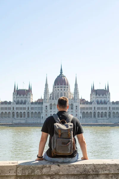 Ember Utazó Előtt Budapest Parlament Épület Másolás Tér — Stock Fotó