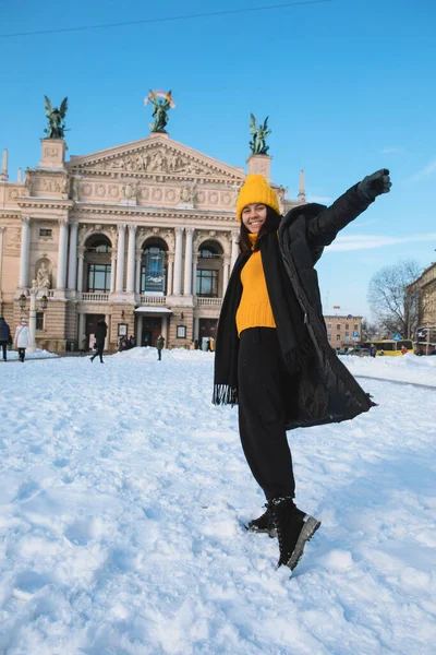 Glückliche Reisende Vor Der Oper Der Stadt Lwiw Wintersaison Verschneite — Stockfoto