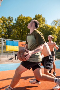 Lviv, Ukrayna - 12 Mayıs 2022: Erkekler açık havada basketbol oynuyor